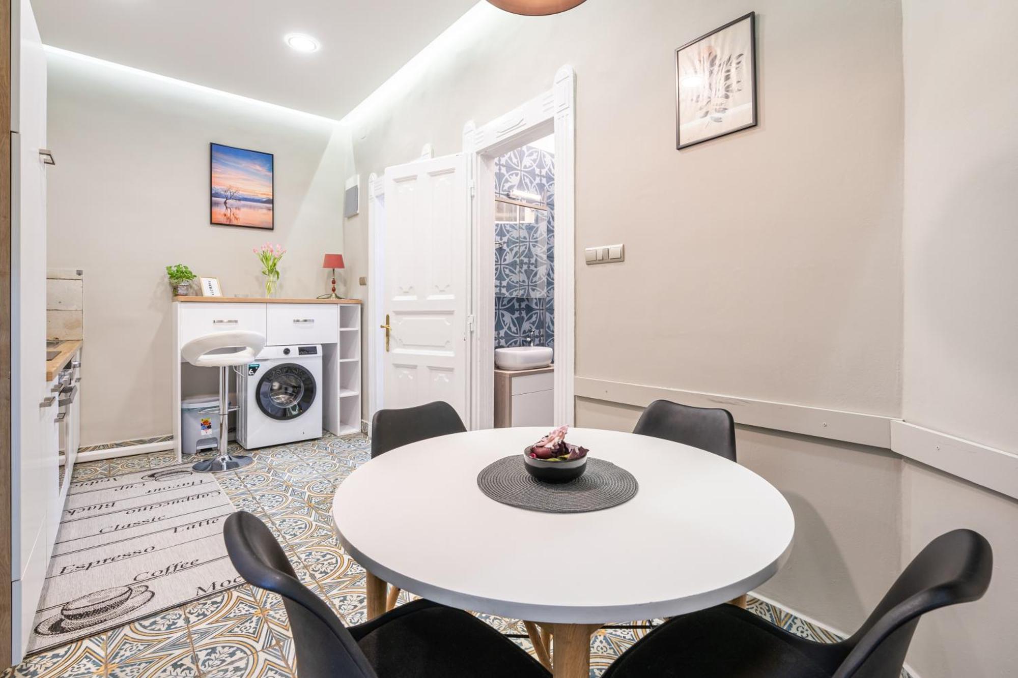 Sea Holly Apartment - With Perfect Location 2 Separate Bdrms Budapest Exterior photo